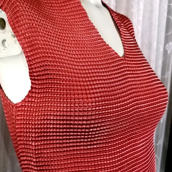 M'Anaa by Me Textured Stretch VNeck Sleeveless Top - Picture 2 of 6